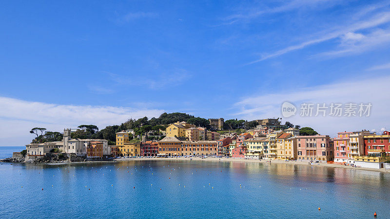 位于Sestri Levante的Baia del Silenzio(沉默湾)，周围是特色的彩色建筑——意大利利古里亚